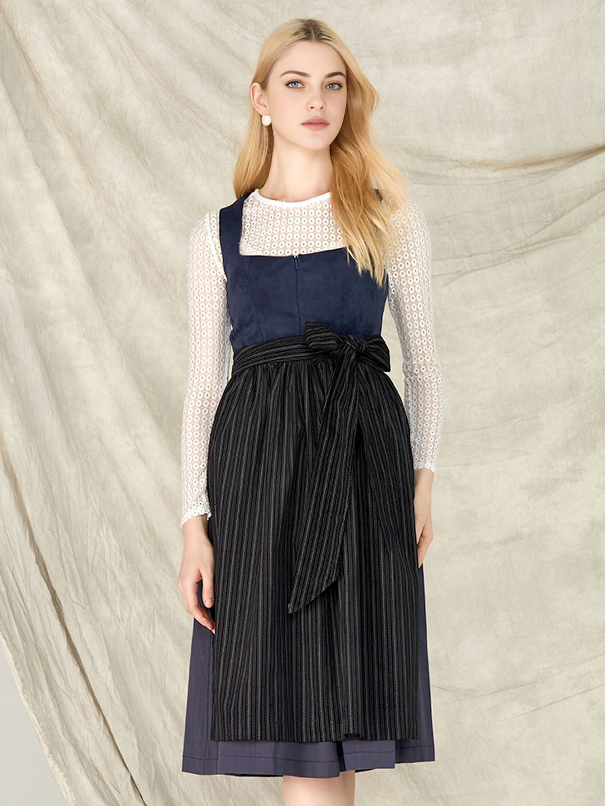 Dirndl in Blau mit modernem Schnitt