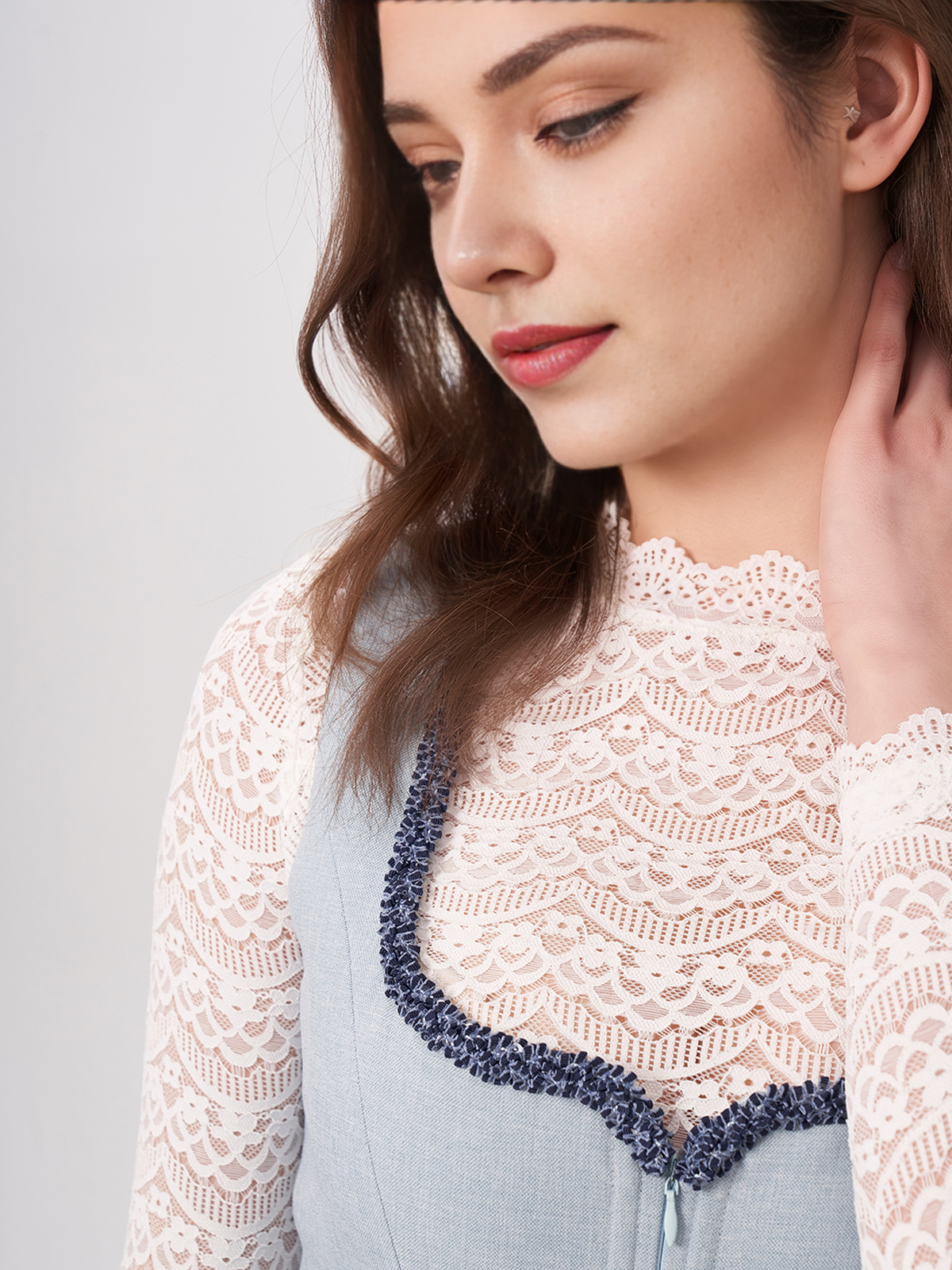 Grünes Dirndl mit weißer Bluse