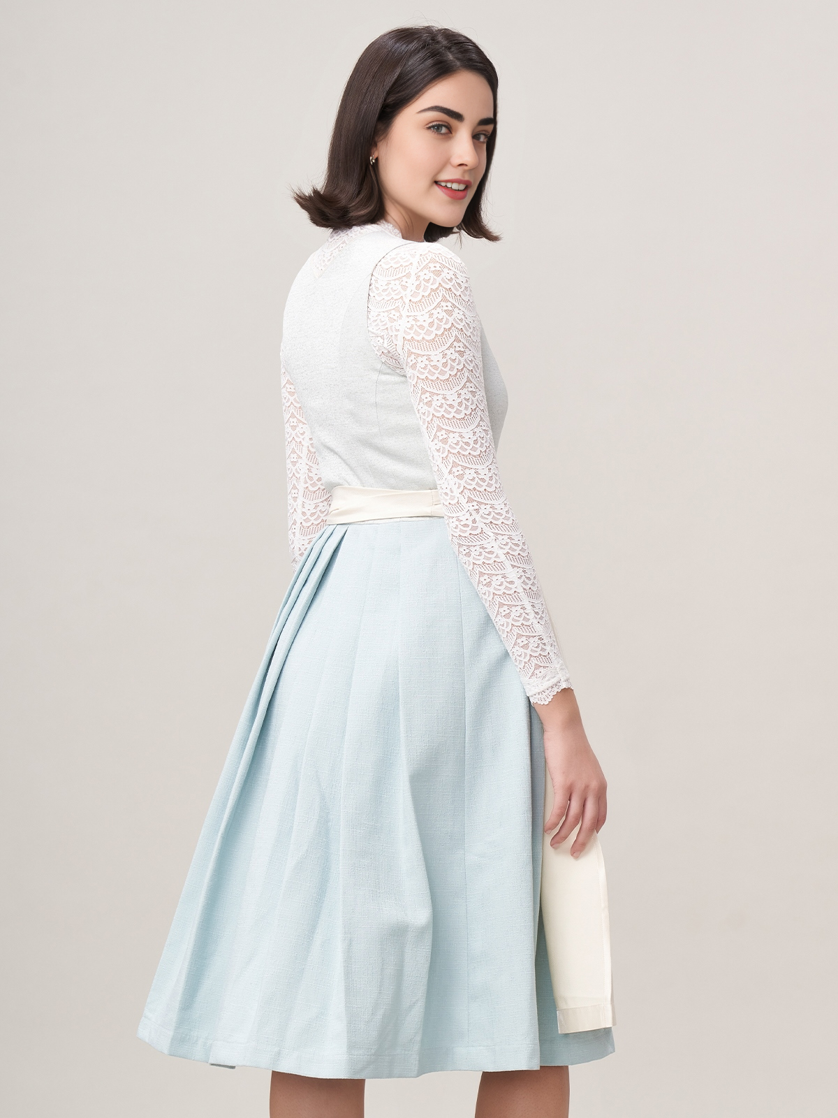 Dunkelgrünes Samt Dirndl mit blauer Bluse