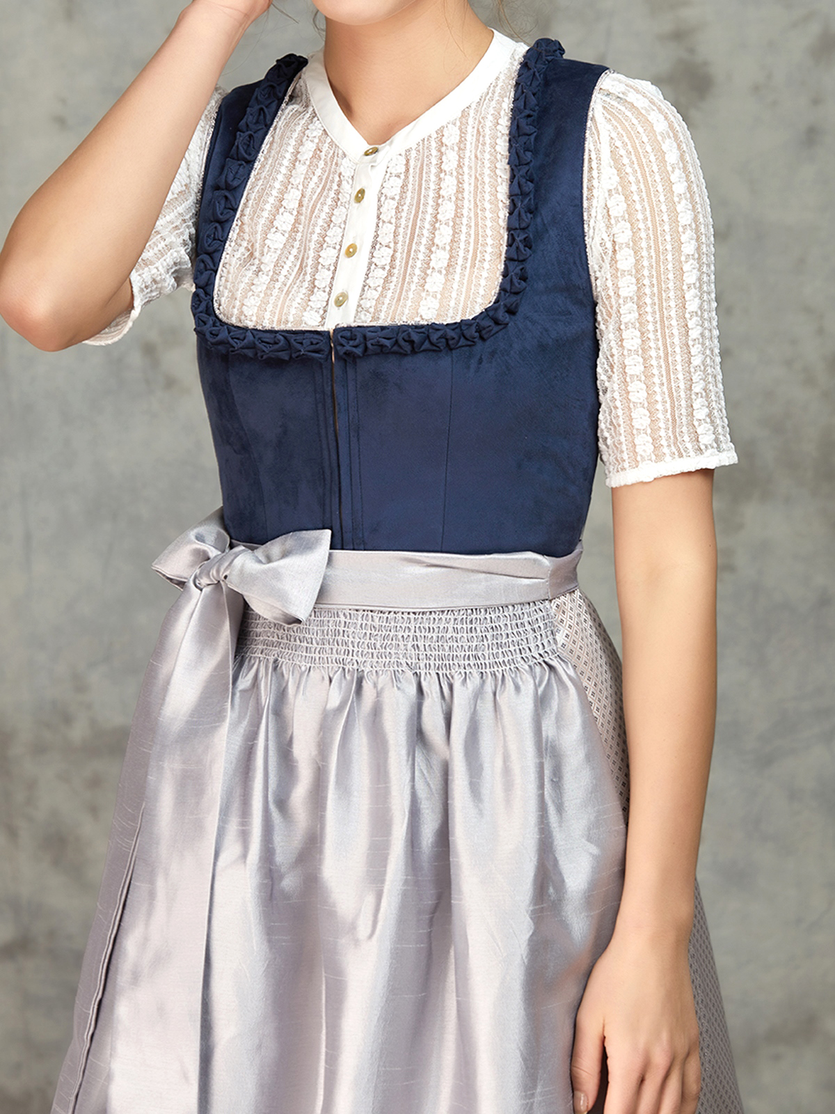 Dunkelblaues Samt-Dirndl mit Spitzenbluse