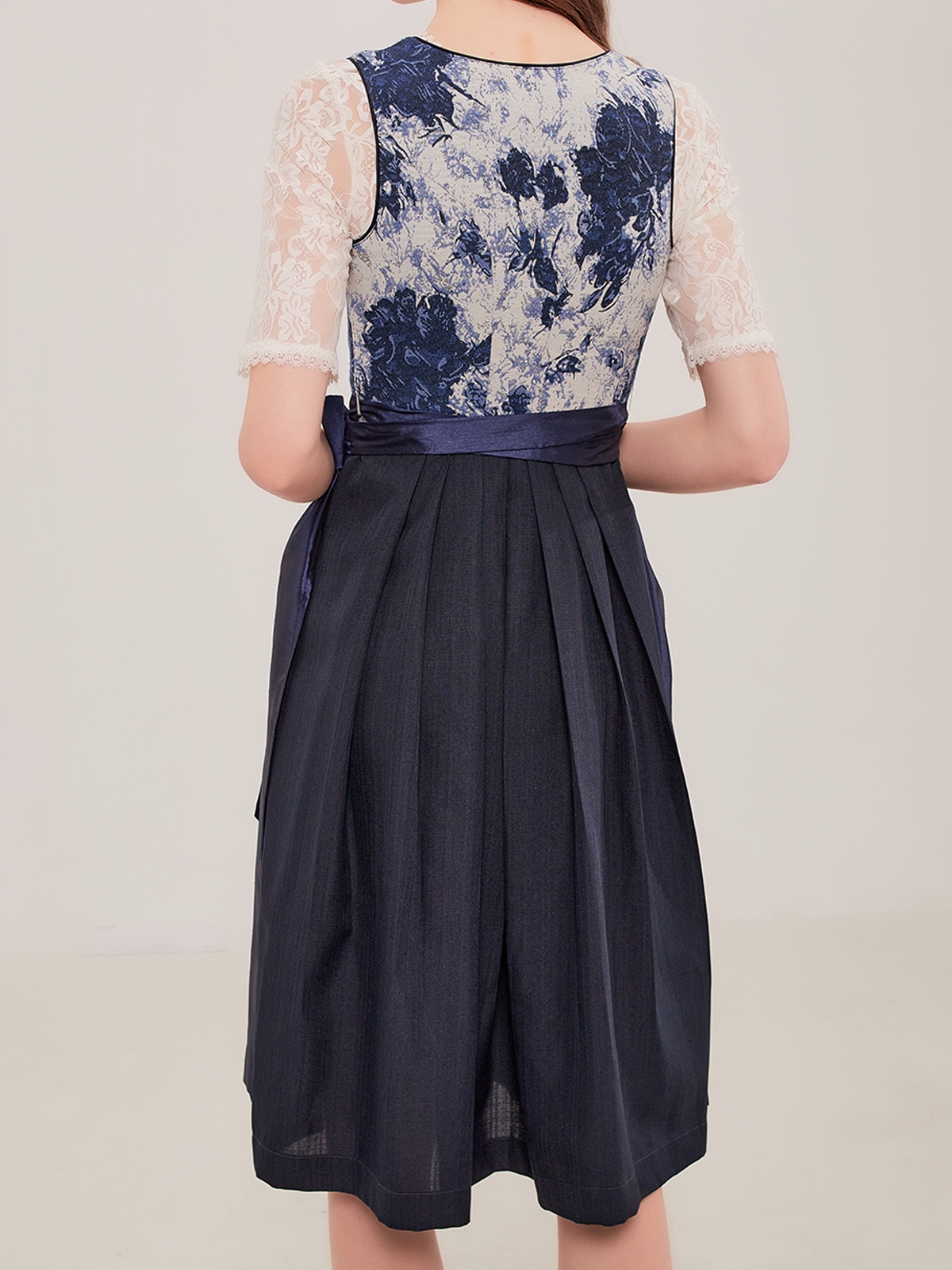 Dirndl in Blau mit Altrosa-Bluse