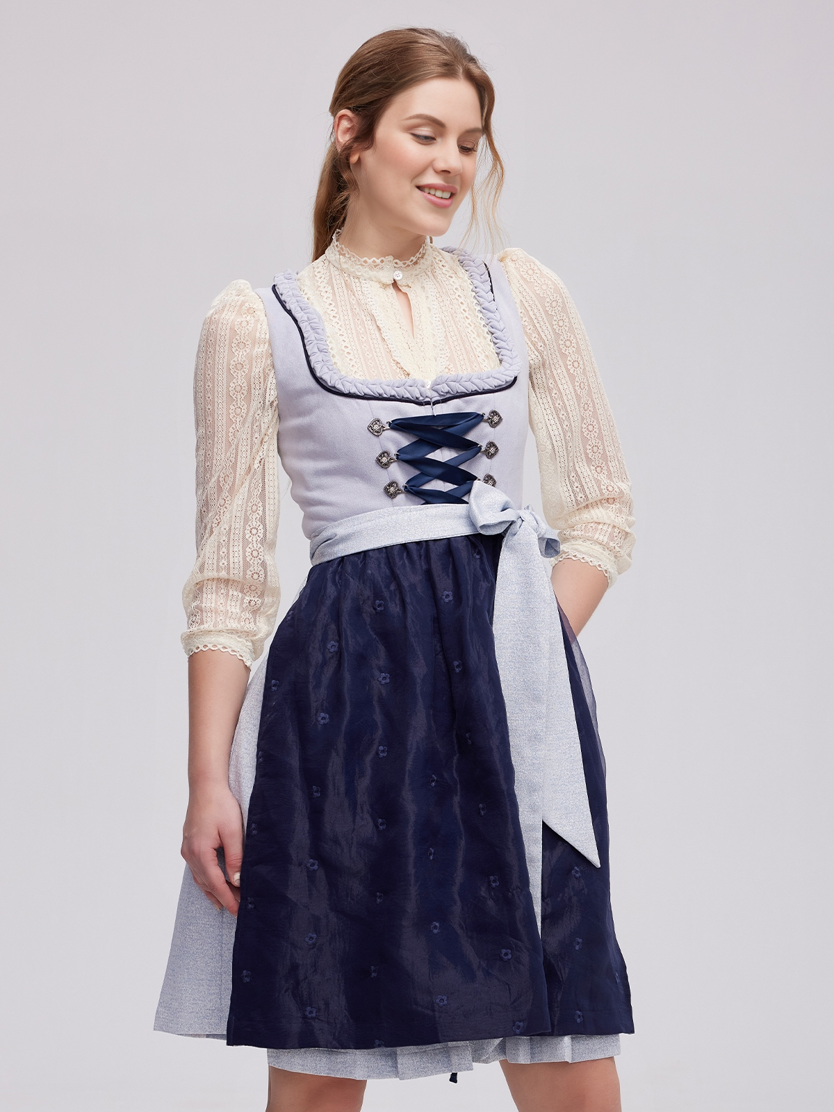Modernes blaues Dirndl mit raffinierten Details