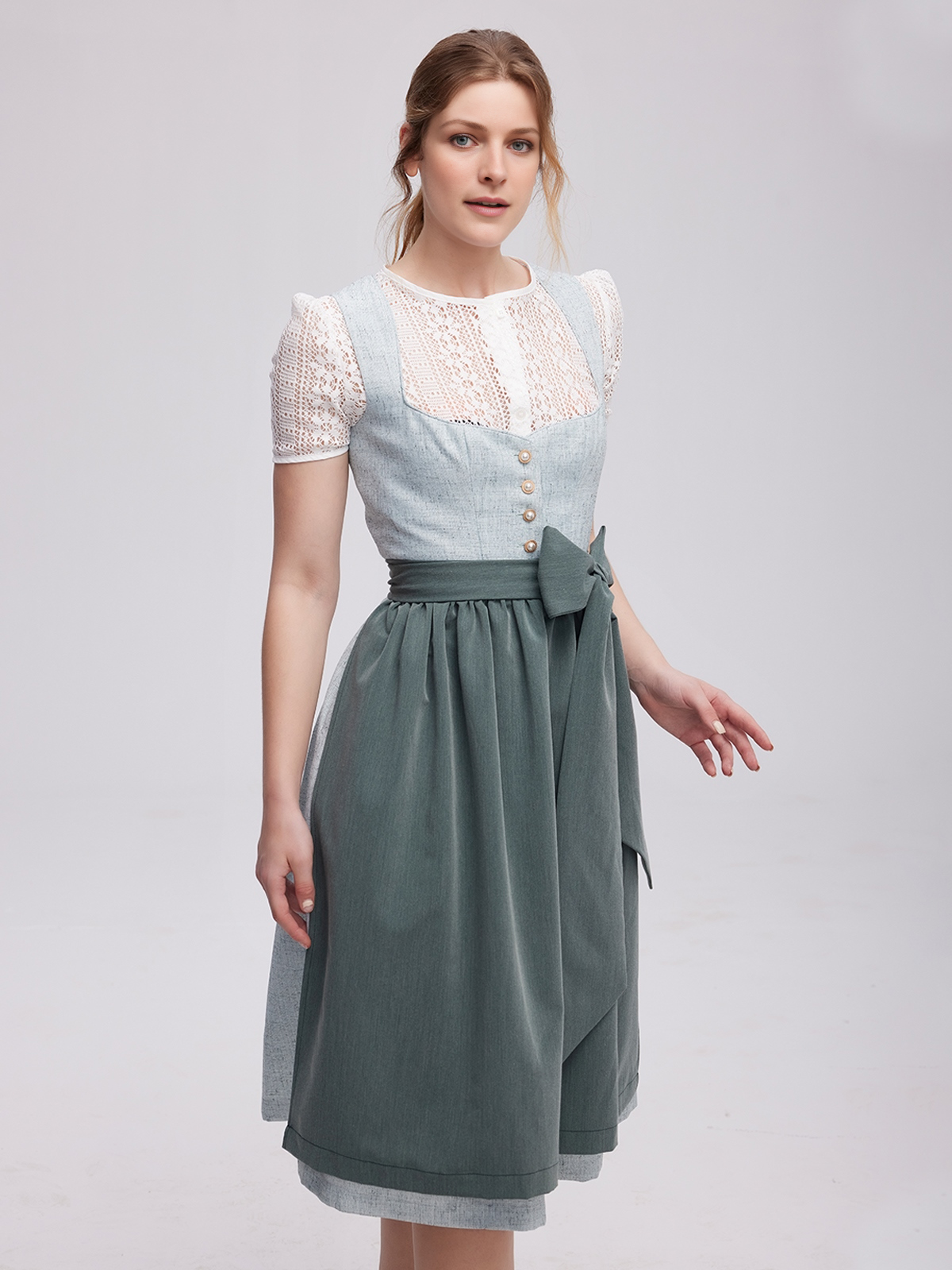 Modernes Dirndl in Grün mit taillierter Silhouette