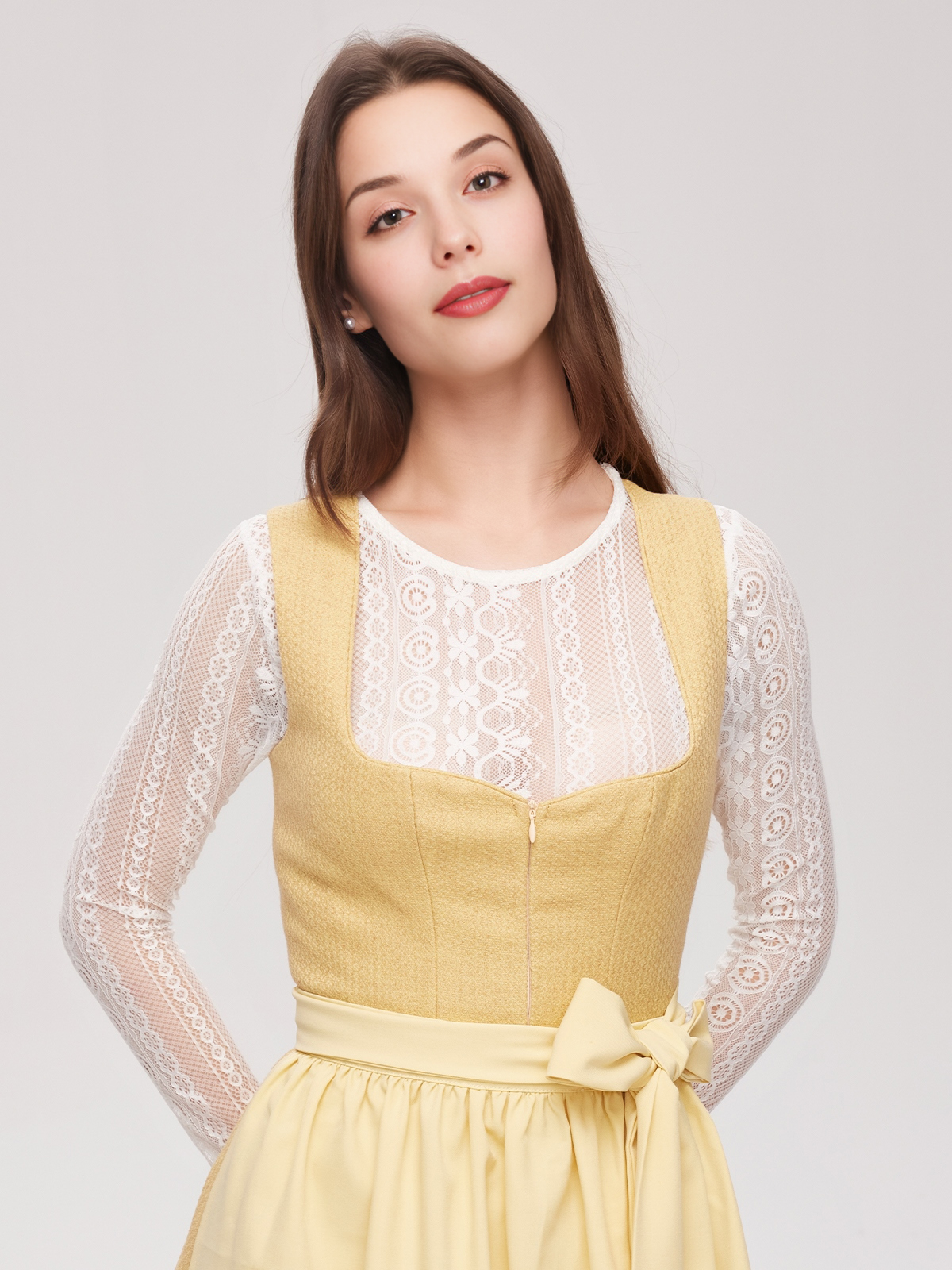 Modernes Dirndl in Gelb – perfekt für den urbanen Look