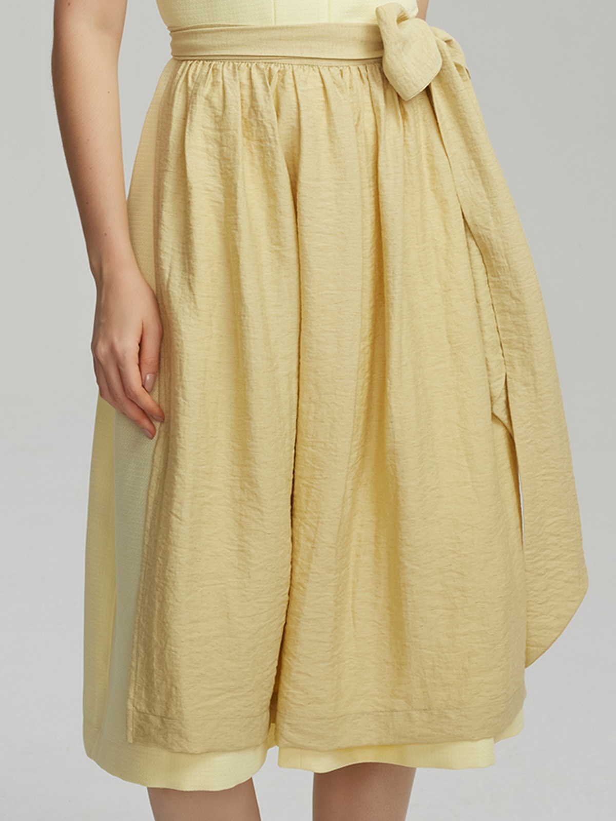 Modernes Dirndl in Gelb