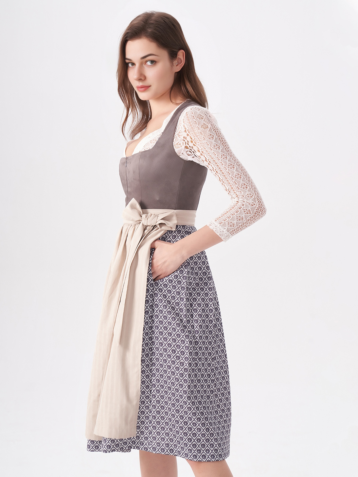 Ein graues Dirndl mit modernem Schnitt – perfekt für Hochzeiten und festliche Anlässe