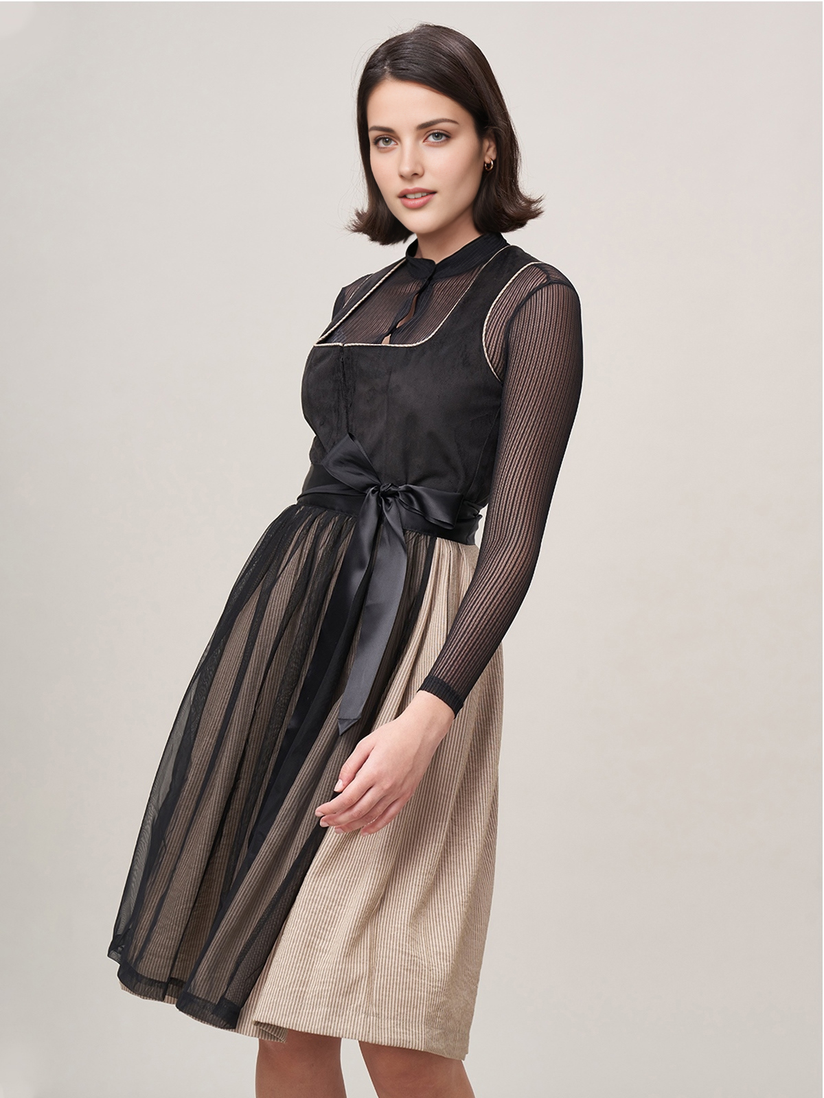 Hellblaues Dirndl mit eleganter Silhouette