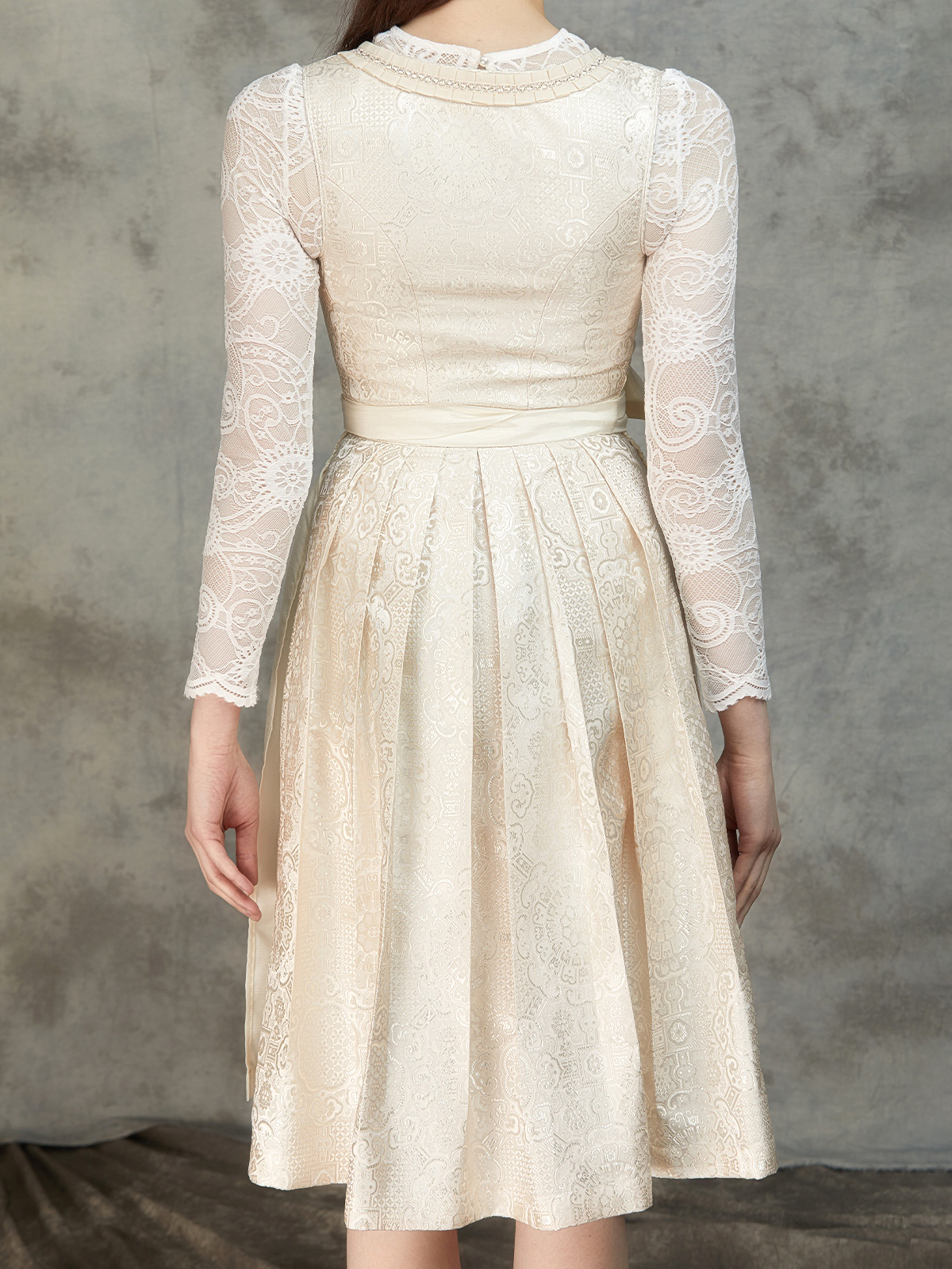 Dirndl in Weiß – zeitlos elegant