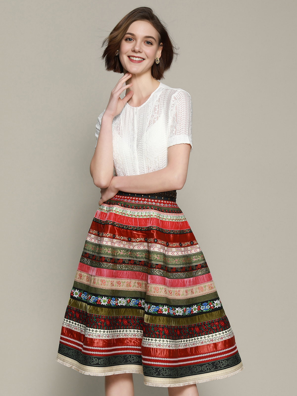 Dirndl Beige Blau mit unerwartetem Schnitt