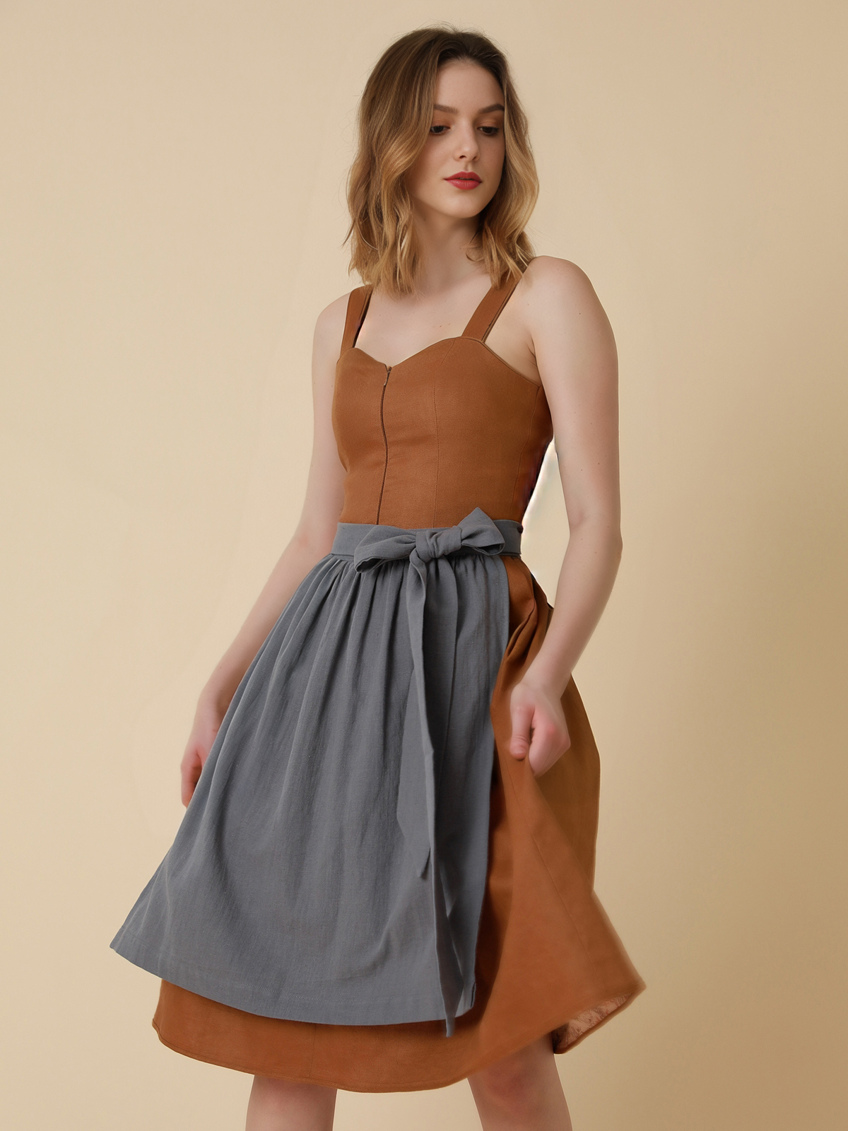 Elegantes dunkelgrünes Dirndl mit gelber Schürze