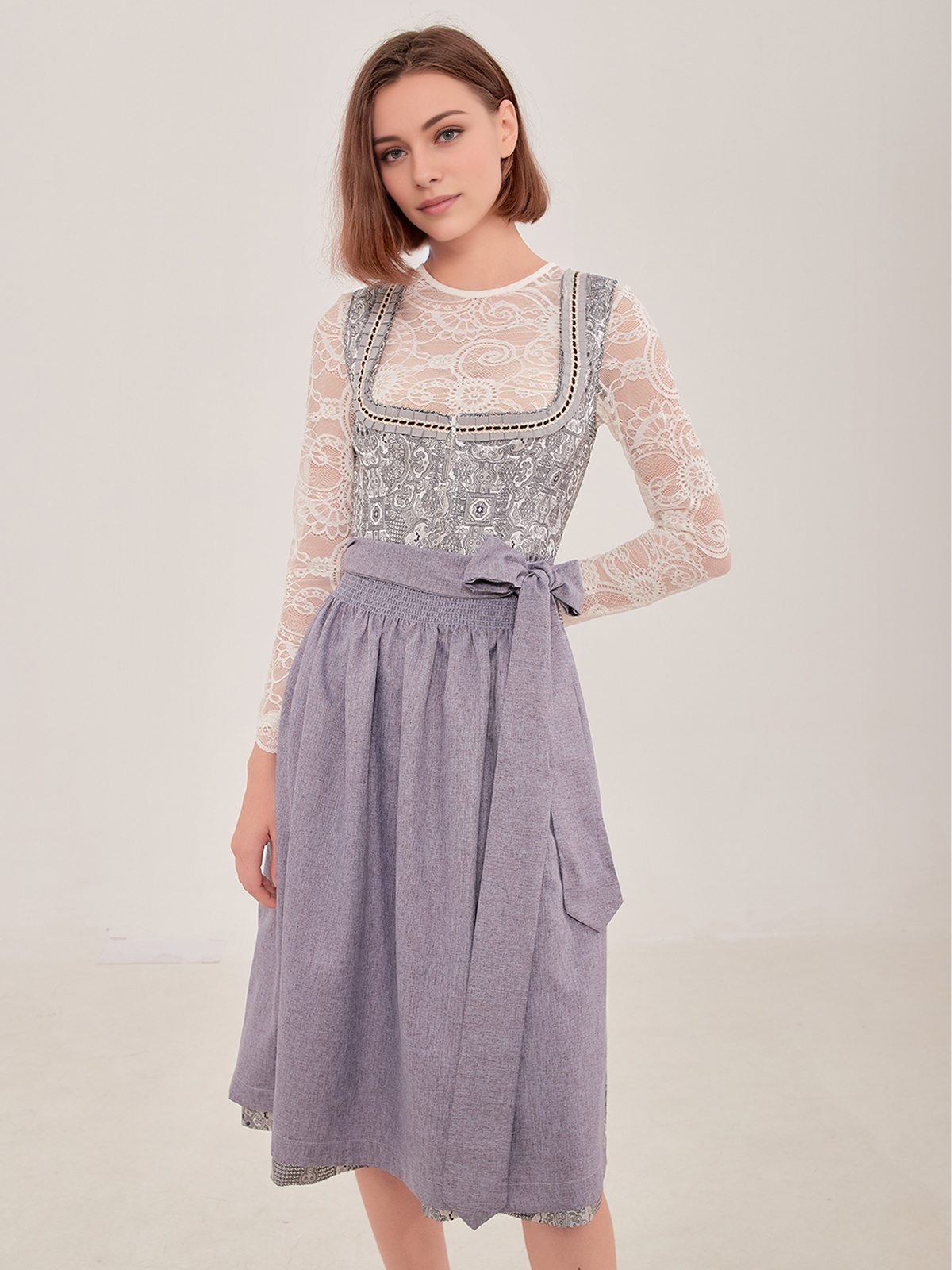 Ein graues Dirndl mit modernem Schnitt und traditionellen Details