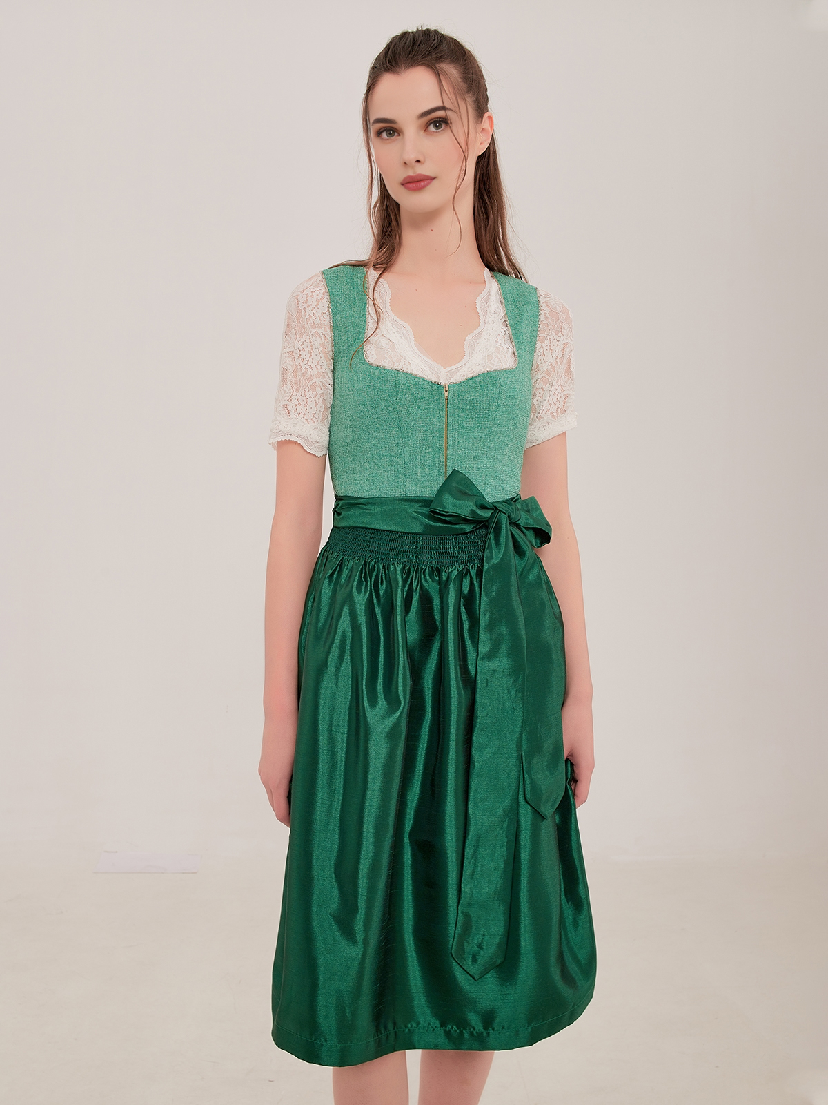 Dirndl in Beige mit blauen Akzenten