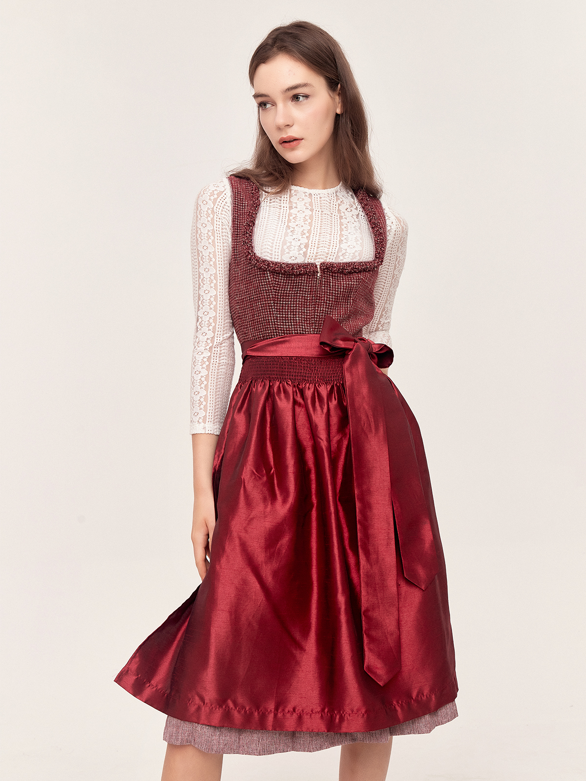Dirndl Rosa Samt in eleganter Pose