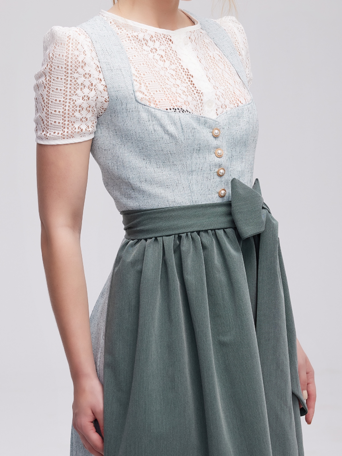 Modernes Dirndl in Hellblau