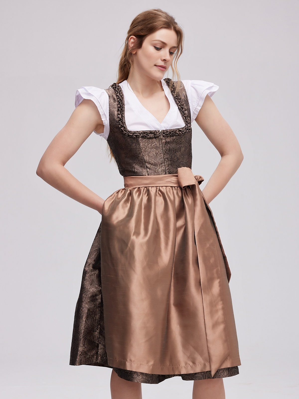 Dirndl in Braun und Beige