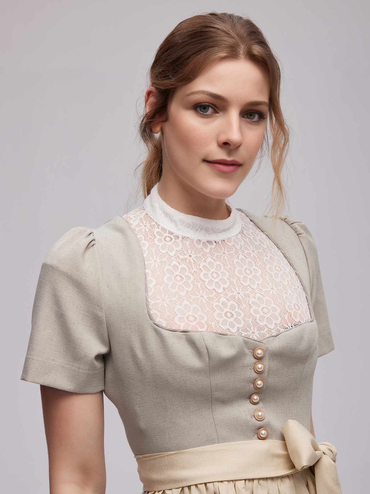 Ein modernes graues Dirndl mit rosa Schürze – perfekt für festliche Anlässe