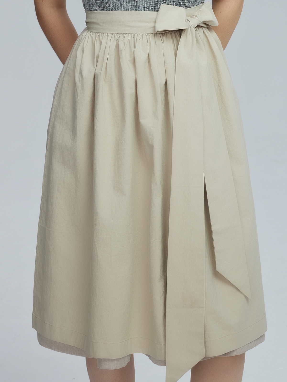 Dirndl Weiß mit grünem Dekor