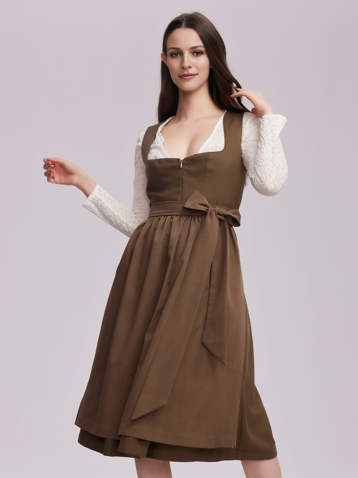 Graue Dirndl mit grüner Schürze