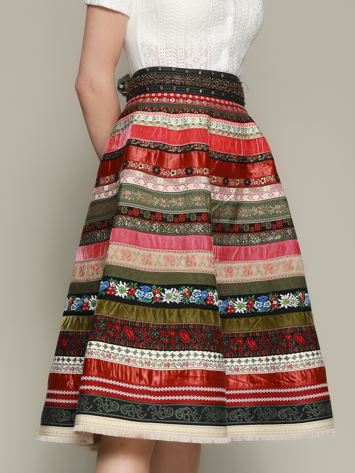 Dirndl mit Ausschnitt in Rot