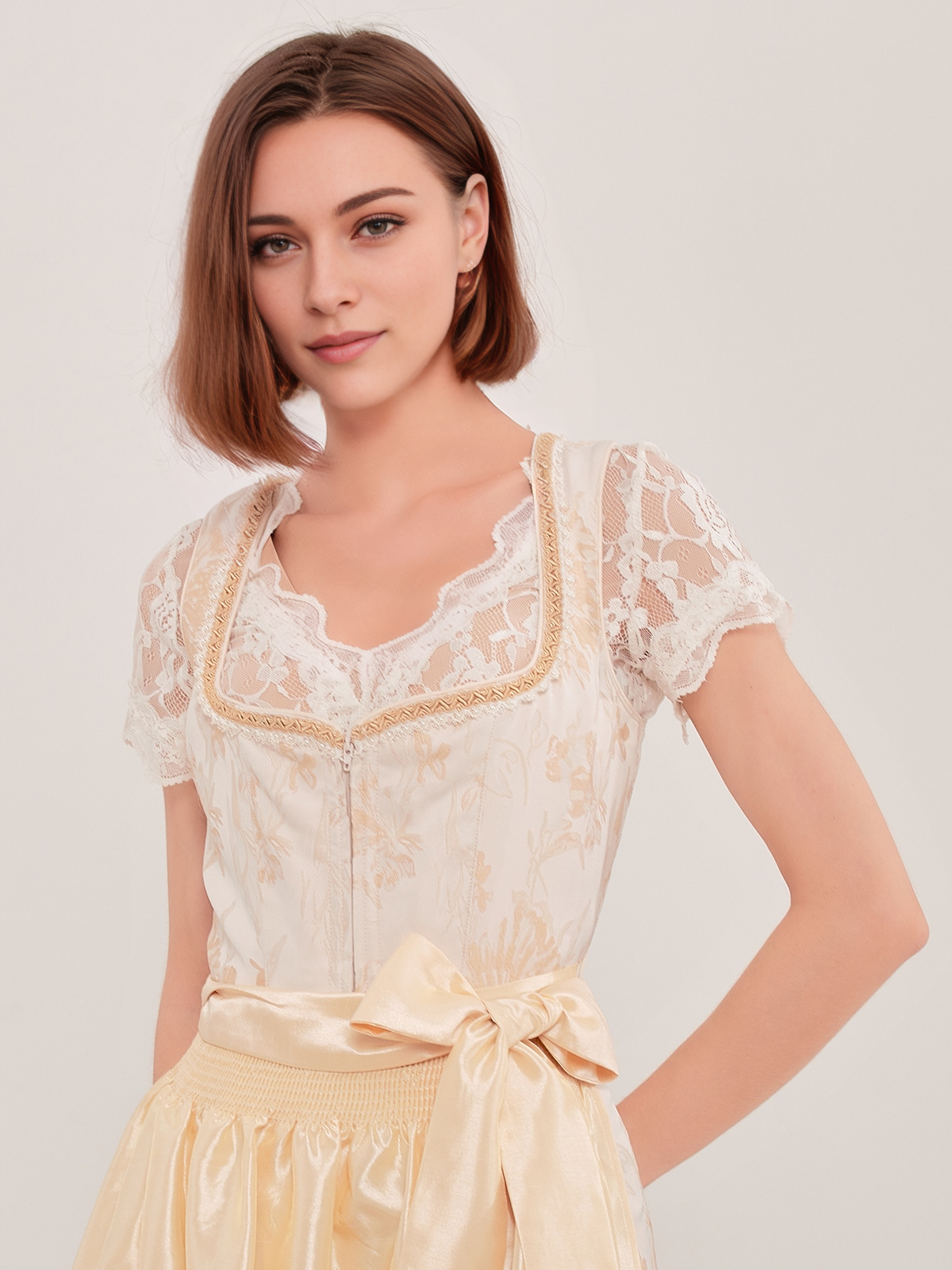 Ein strahlend hellblaues Dirndl mit gelben Akzenten, das perfekt für Sommerfeste geeignet ist