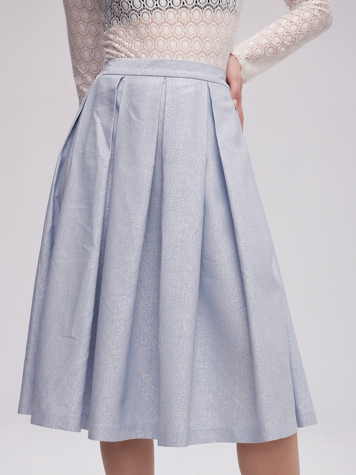 Dirndl in Blau mit floralen Details