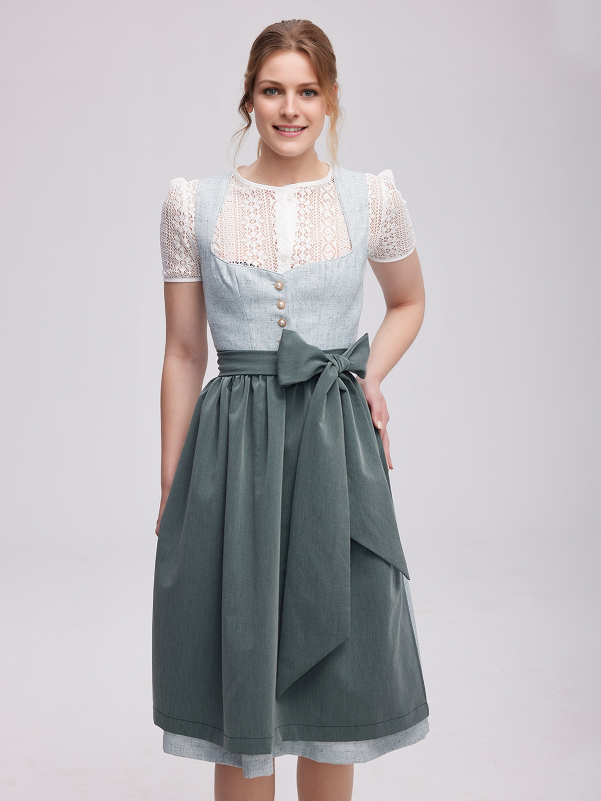 Dirndl in Grün mit floralen Details