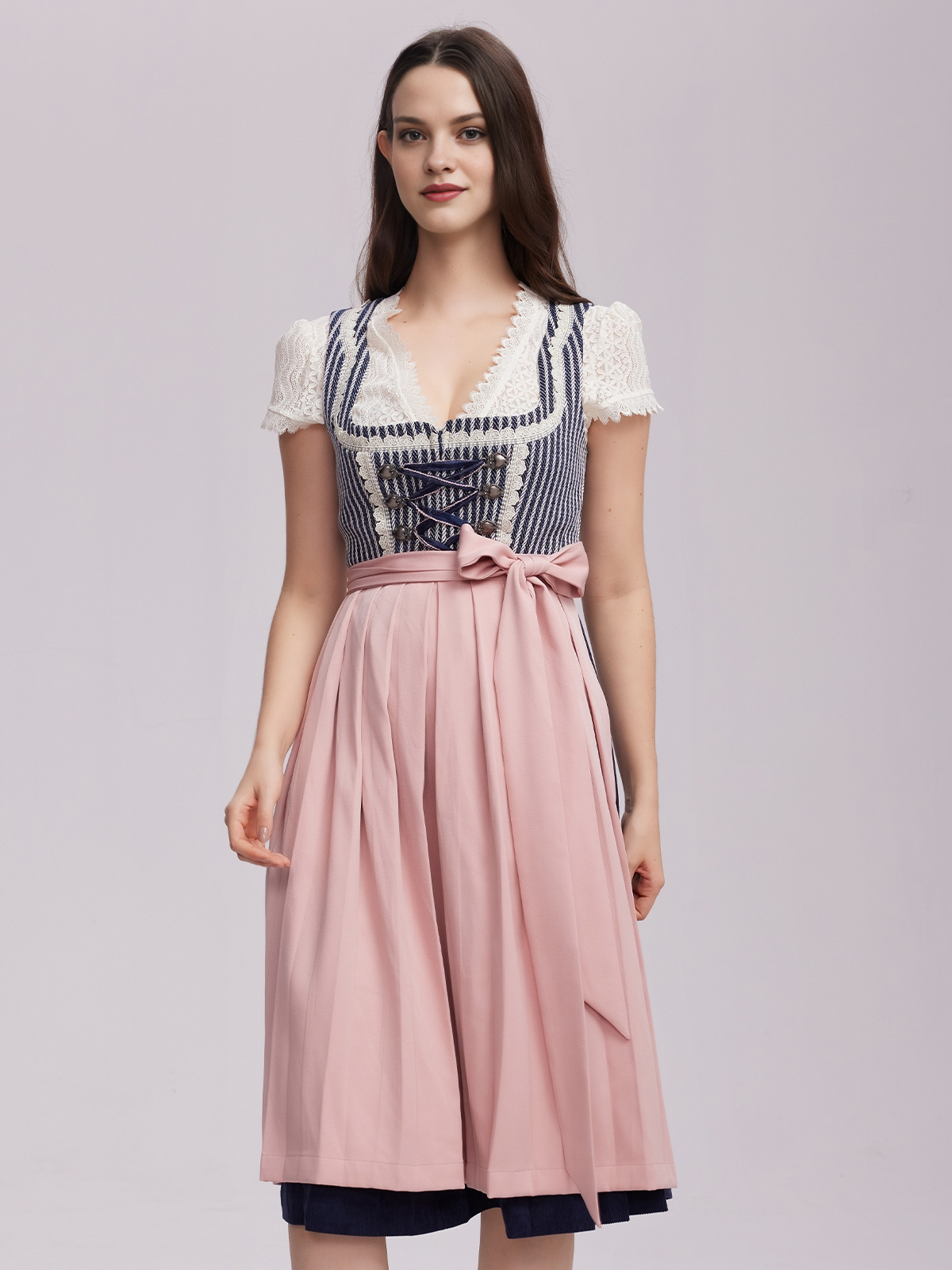 Ein graues Samt-Dirndl mit modernem Schnitt