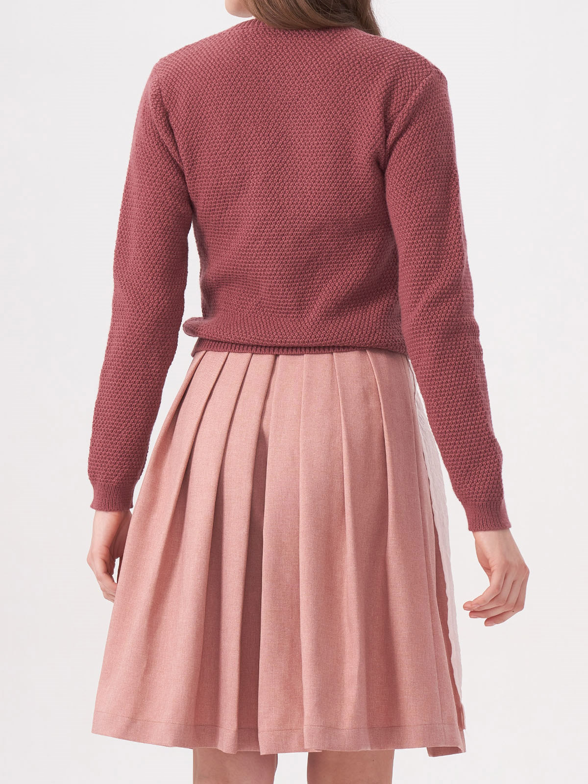 Dirndl in Lila mit romantischer Frisur