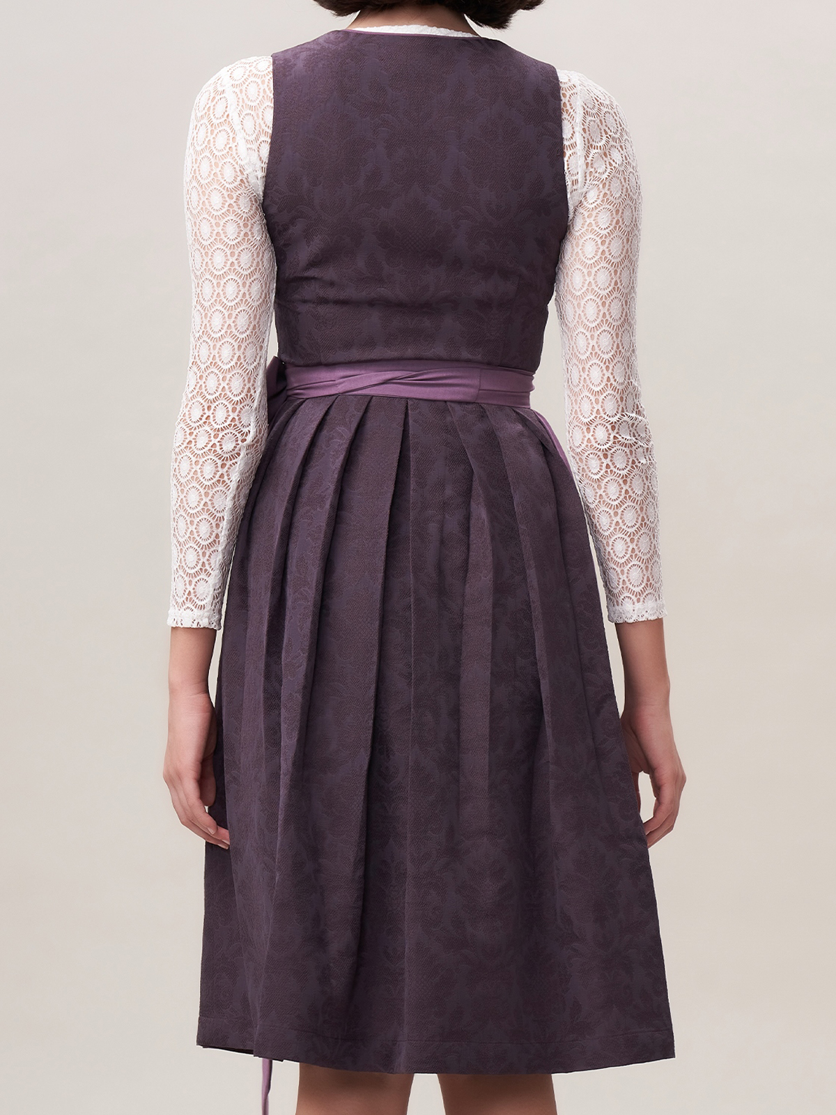 Tegernseer Dirndl in Lila – Eleganz und Tradition vereint