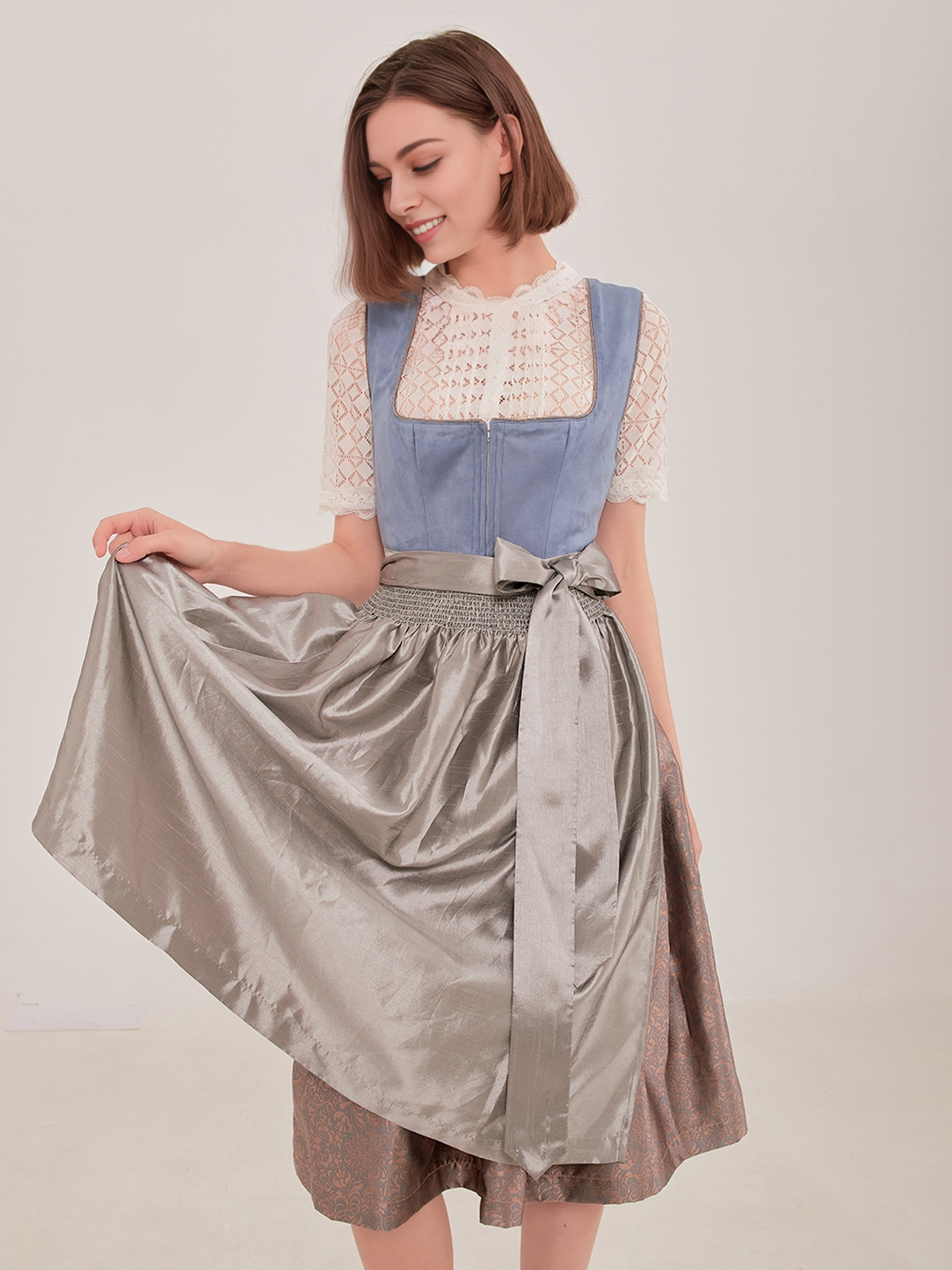 Ein blaues Samt Dirndl mit passendem Schmuck – perfekt für jeden Anlass.