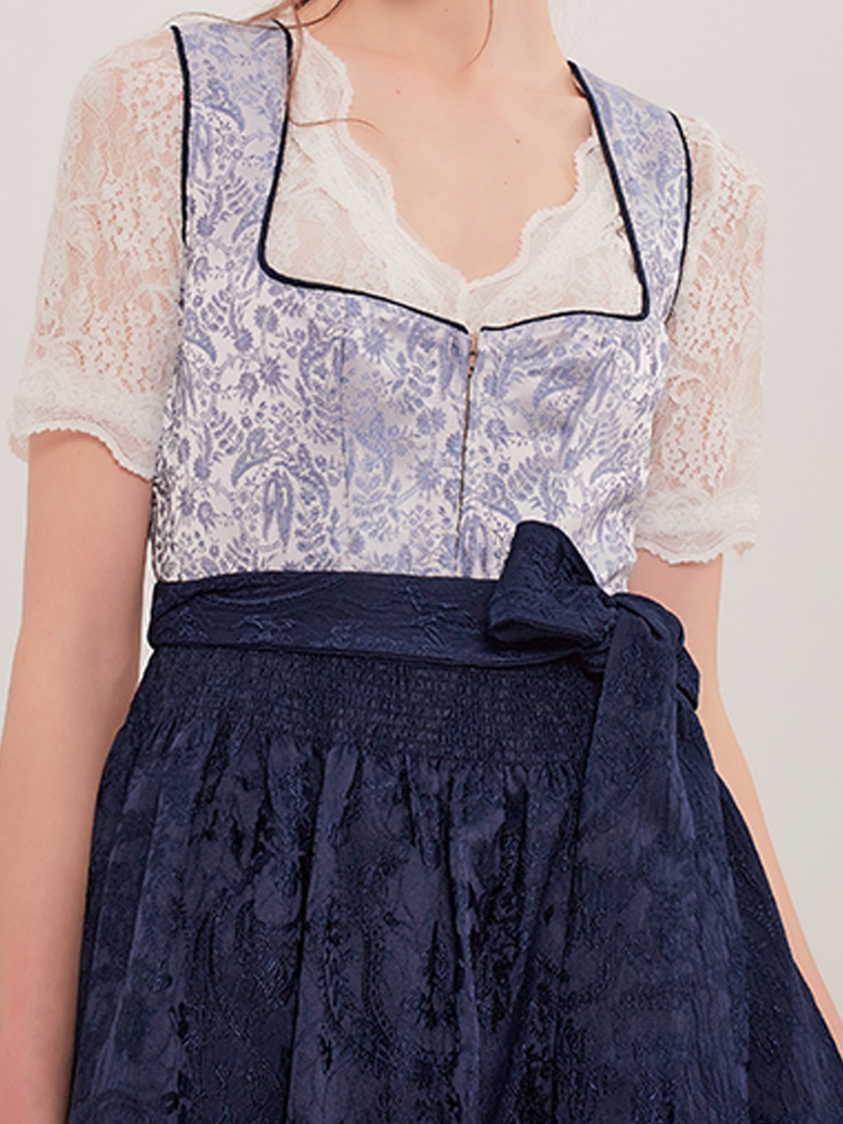 Dunkelblaues Samt Dirndl mit modernen Accessoires
