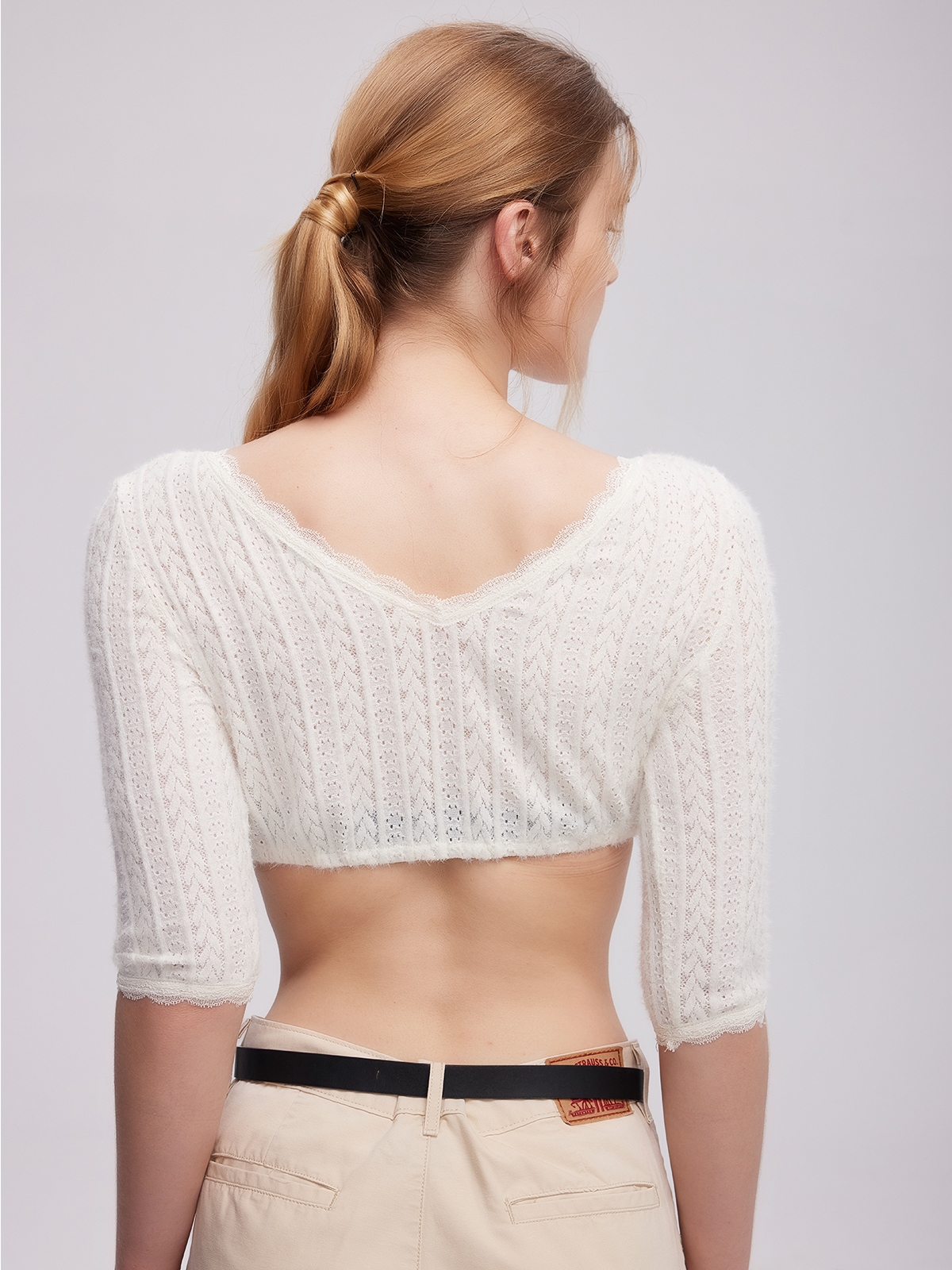 Modernes Dirndl mit weißer Bluse