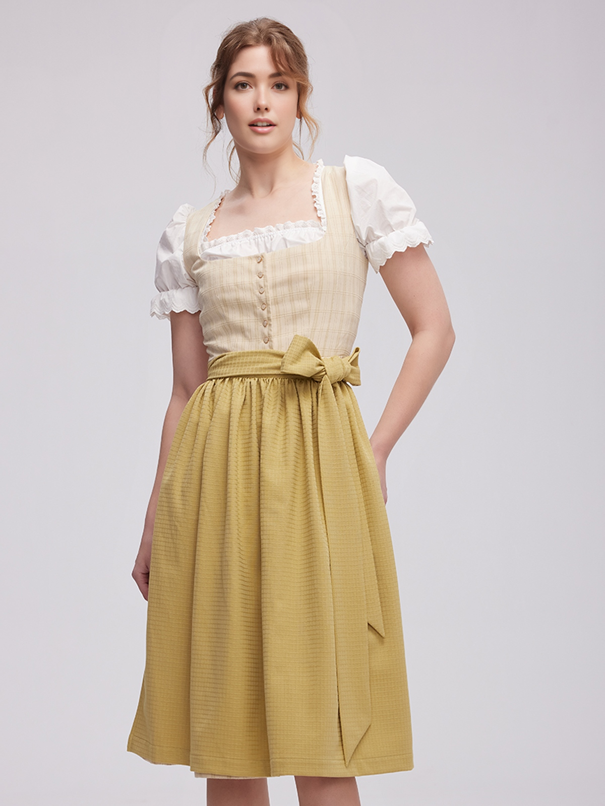Ein elegantes rotes Dirndl mit modernem Schnitt