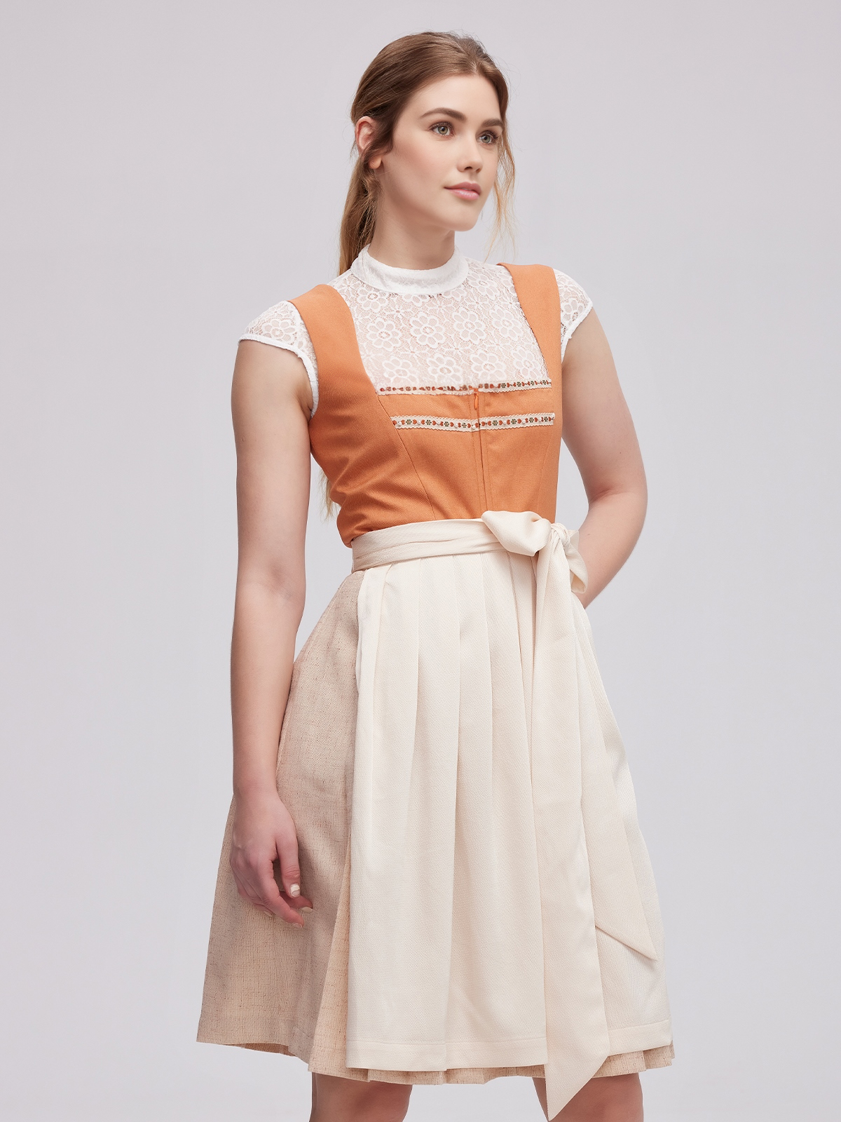 Grün Rosa Dirndl mit moderner Frisur
