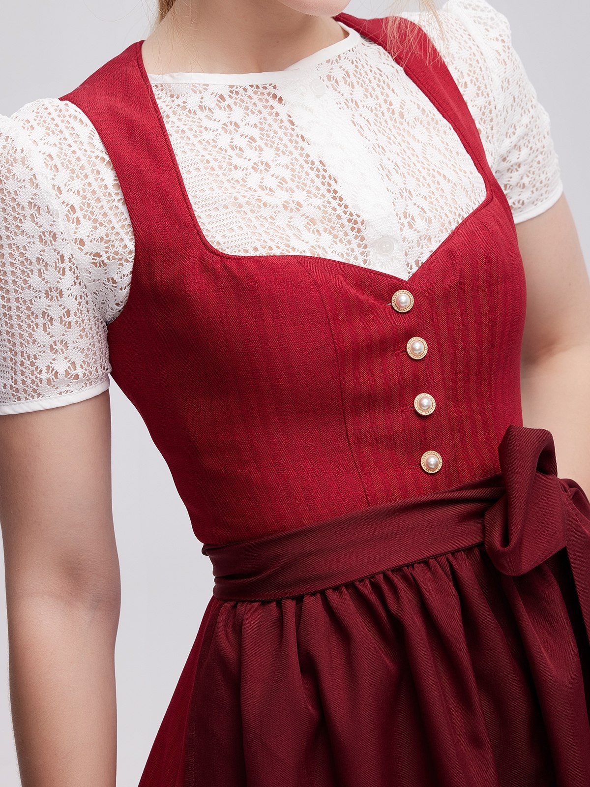 Ehreer Dirndl in Rot – Eleganz und Charme
