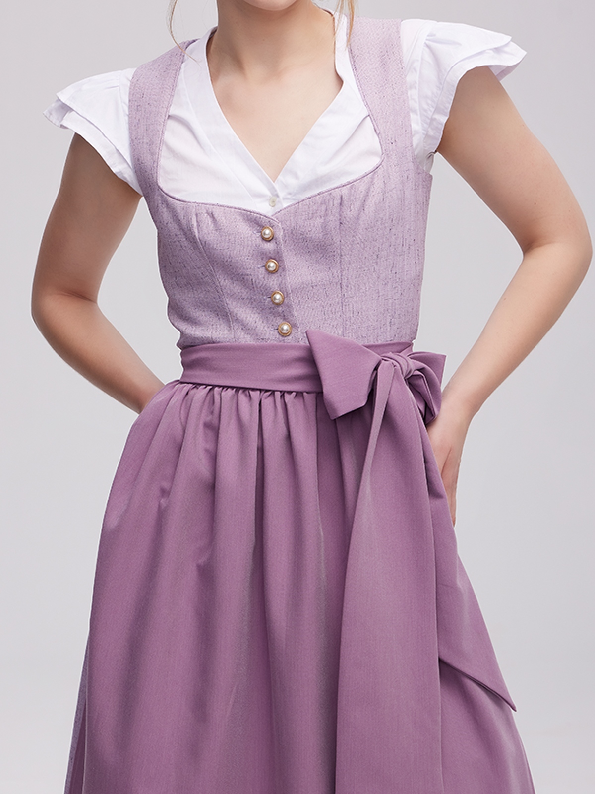 Dirndl in Lila mit floralen Details