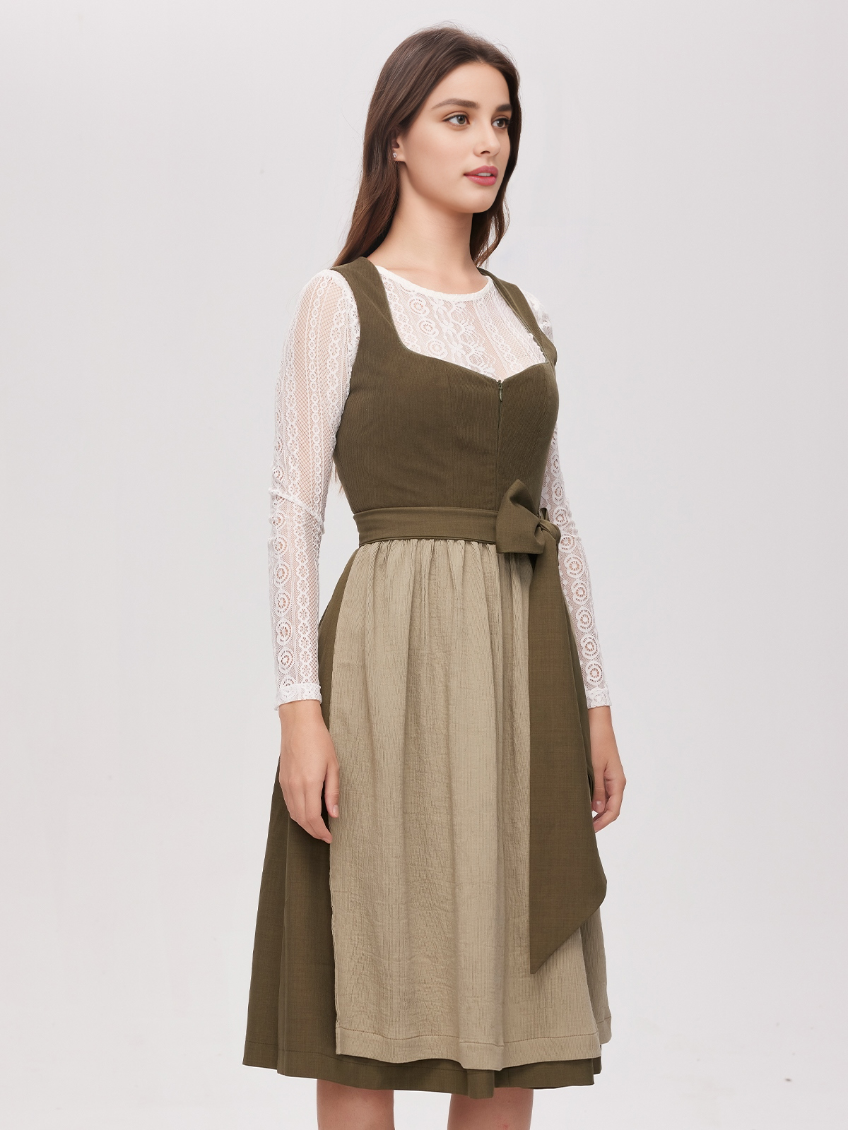 Beige Dirndl mit modernem Schnitt