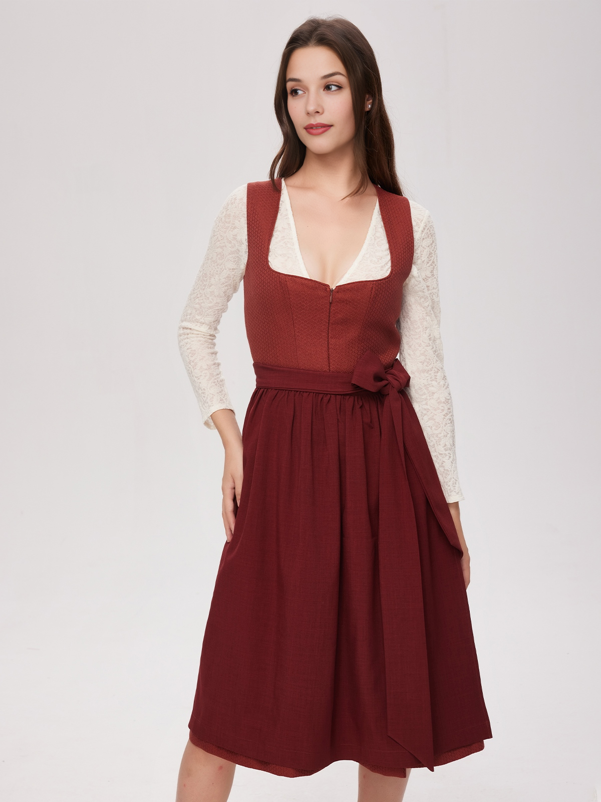Dirndl in Rot mit traditioneller Bluse